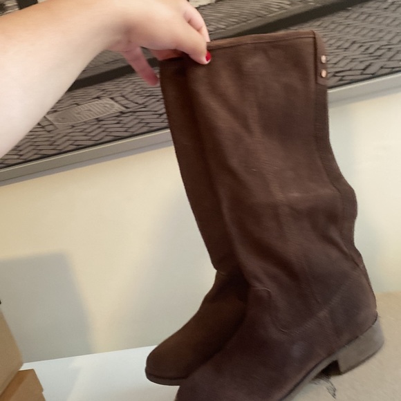 These are beautiful dark brown boots - Picture 3 of 4